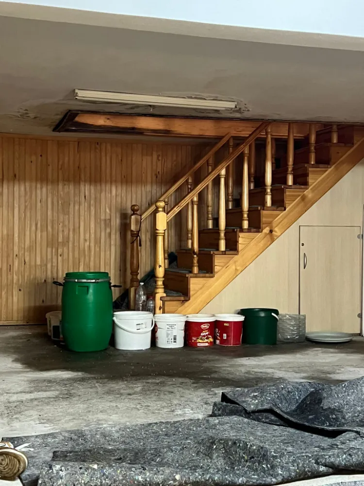 ORHANGAZİ CAMİSİNİN TUVALETİNDEN ALT MAHFİLE SU AKIYOR. REZALET