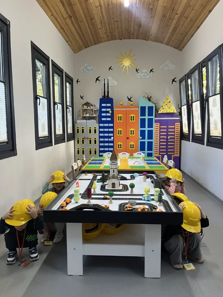 Büyükşehir’in “Minik Mimarlar Vagonunda” bilinçli çocuklar yetişiyor;  Minik mimarlara güvenli yapılar anlatıldı