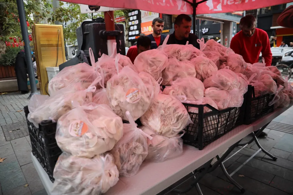 İzmit Belediyesi, kendi ürettiği mantarları vatandaşa dağıttı