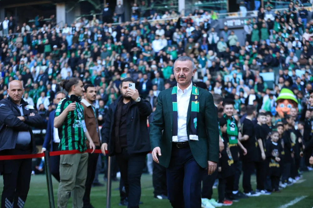 Şampiyon Kupası’nı kaldırdı! Büyükakın: En büyük pay taraftarın